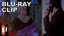 Something Wrong With Meryl Streep's Neck?